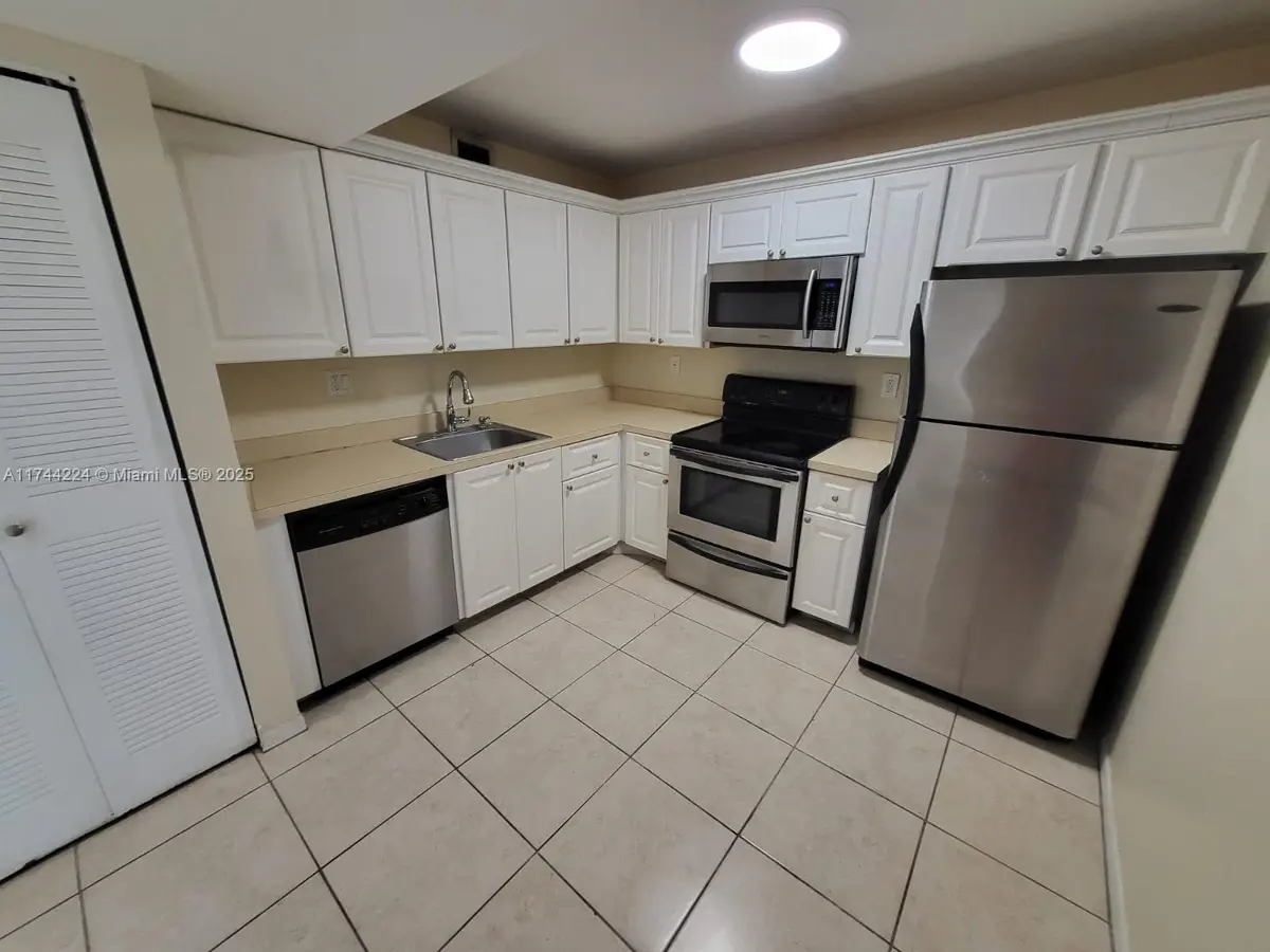 711 N Pine Island Rd #407, Plantation, FL 33324 - Image #1