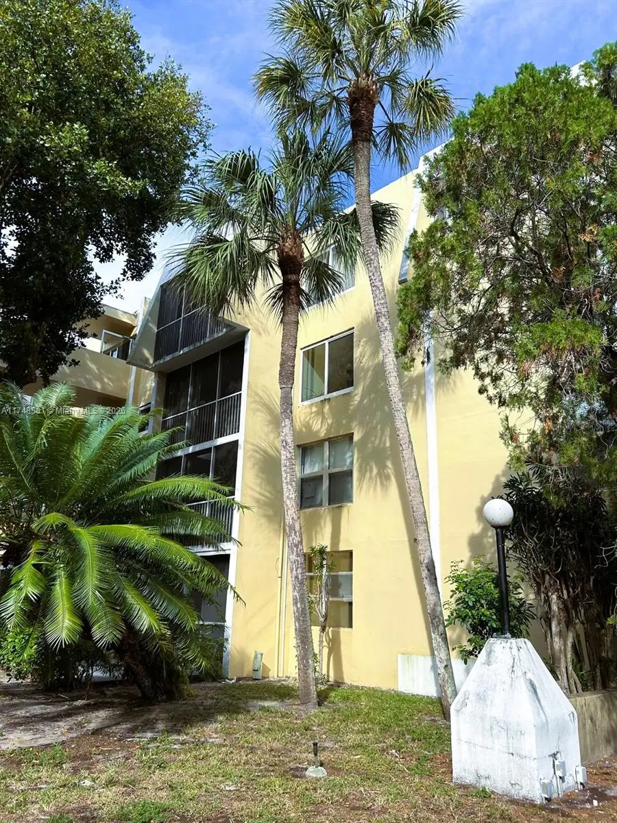 942 NE 199th St #3E, Miami, FL 33179 - Image #2