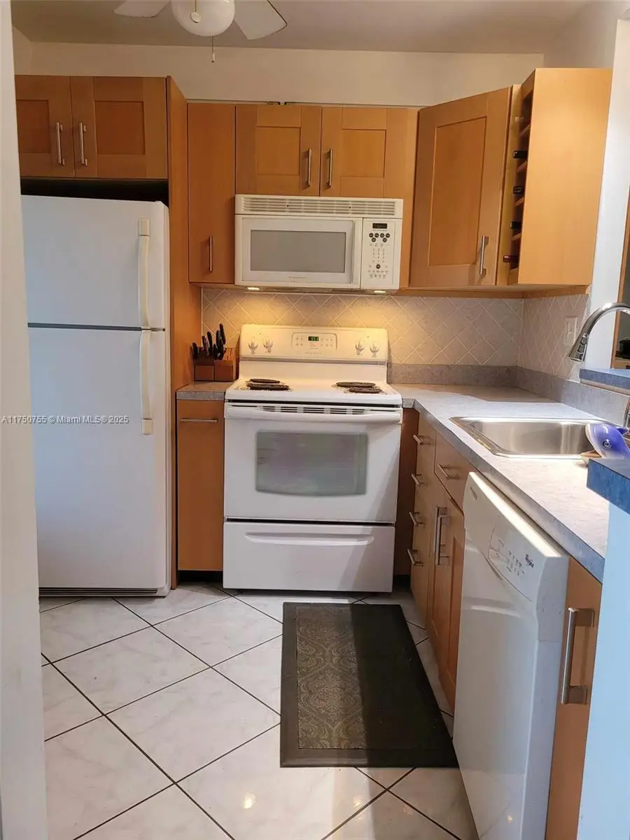 4801 NW 34th St #602, Lauderdale Lakes, FL 33319 - Image #3