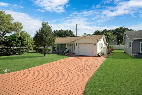 9400 NW 70th St, Tamarac, FL 33321