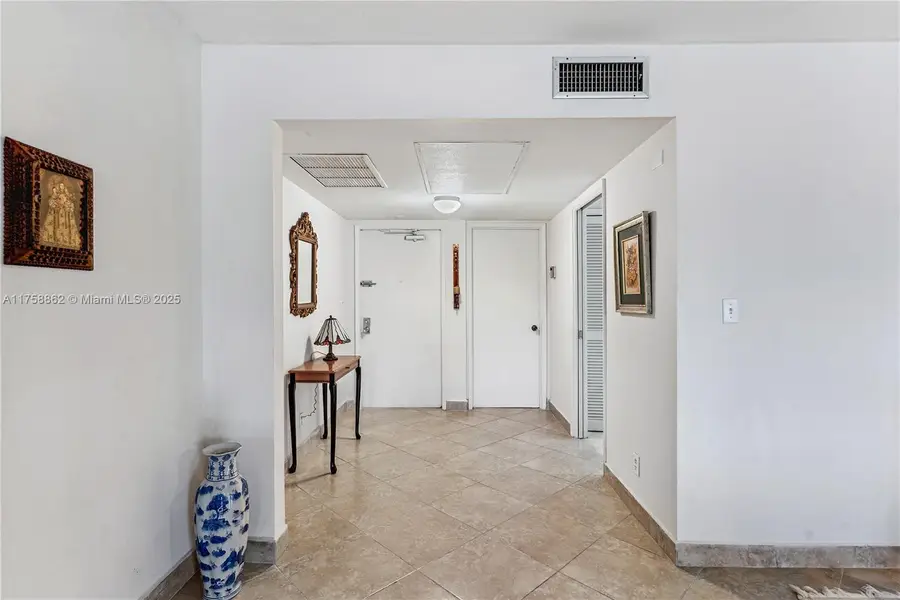 3800 Oaks Clubhouse Dr #307, Pompano Beach, FL 33069 - Image #2