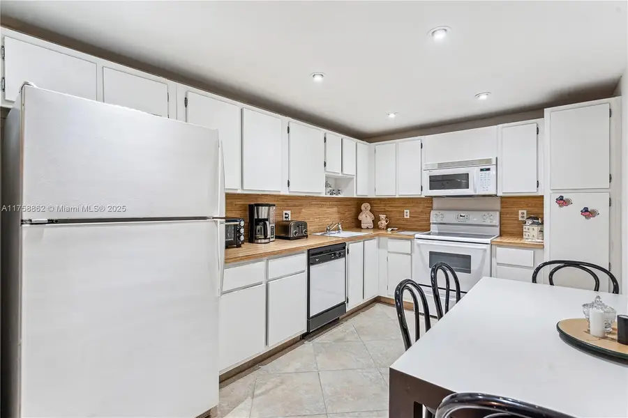 3800 Oaks Clubhouse Dr #307, Pompano Beach, FL 33069 - Image #3