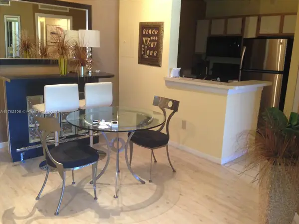 2880 N Oakland Forest Dr #313, Oakland Park, FL 33309