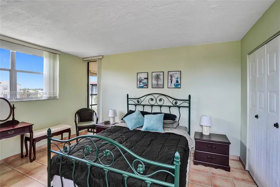 2811 Somerset Dr #405, Lauderdale Lakes, FL 33311 - Image #2