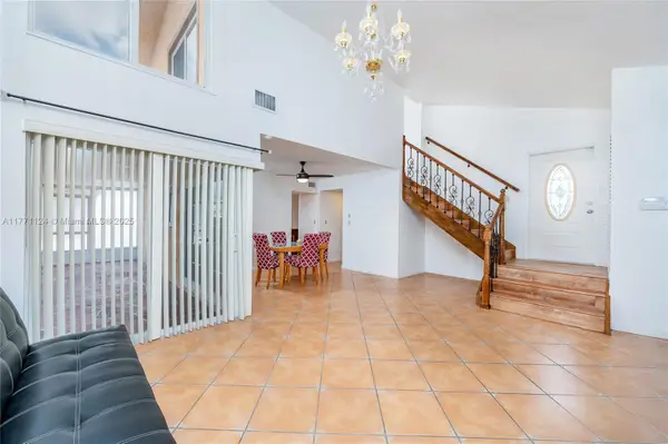 1007 NW 106th Ave Cir, Miami, FL 33172