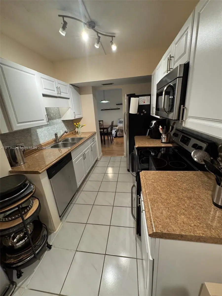 4330 Hillcrest Dr #304, Hollywood, FL 33021 - Image #2