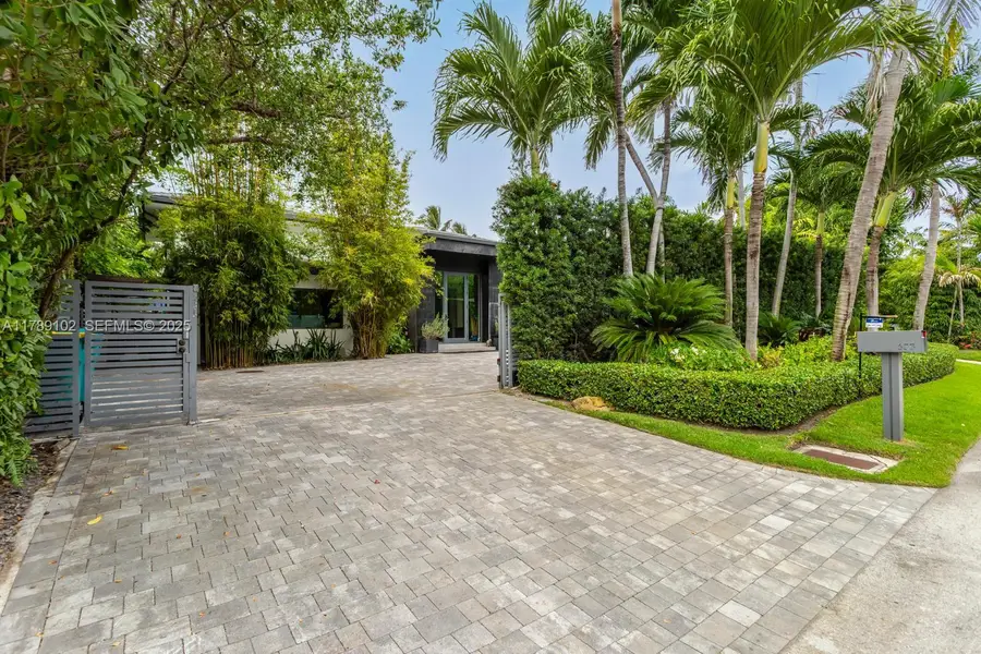 635 Curtiswood Dr, Key Biscayne, FL 33149 - Image #2