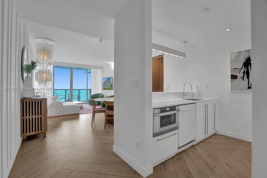 2201 Collins Ave #1215, Miami Beach, FL 33139 - Image #3