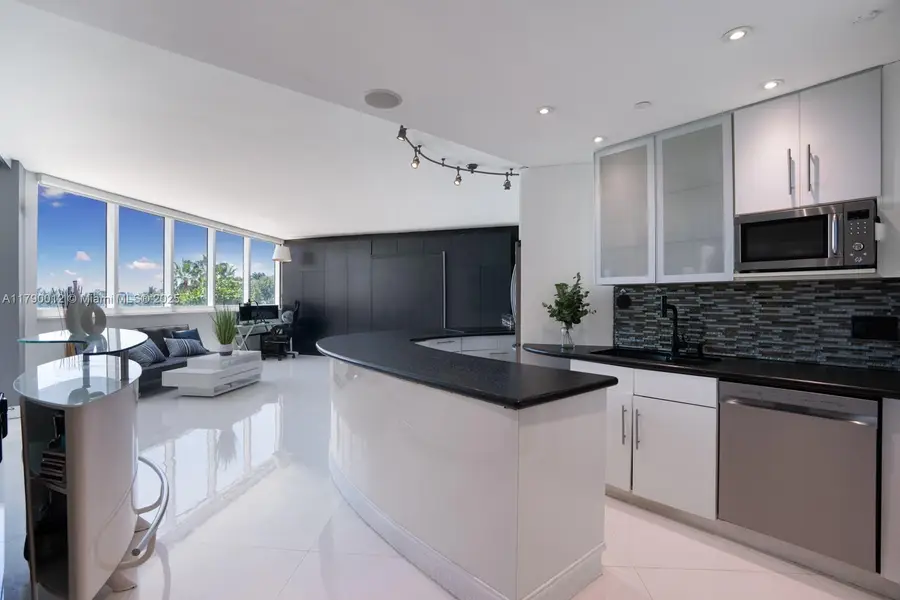 300 S Pointe Dr #402, Miami Beach, FL 33139 - Image #2