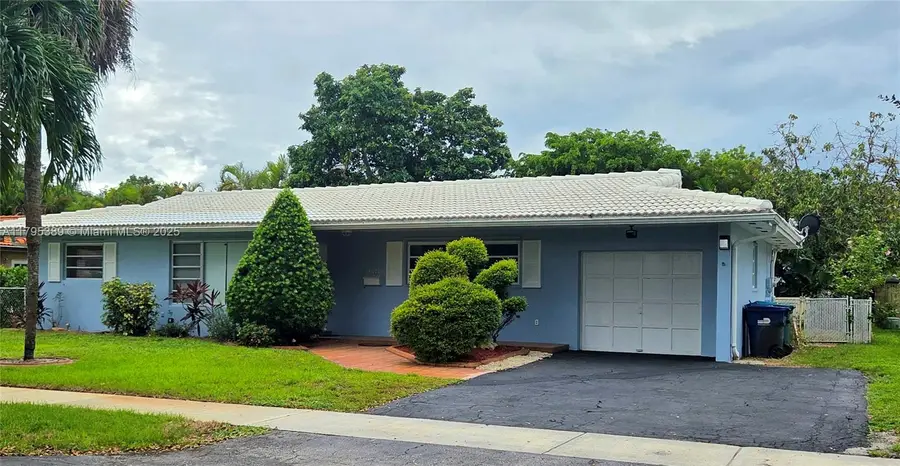 14020 Alamanda Ave, Miami Lakes, FL 33014 - Image #2