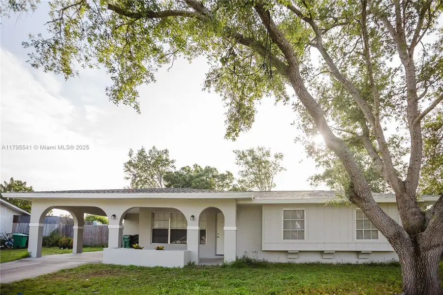 323 NE Midfield Ln, Port Saint Lucie, FL 34983 - Image #3