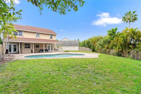 1051 SW 95th Ter, Pembroke Pines, FL 33025