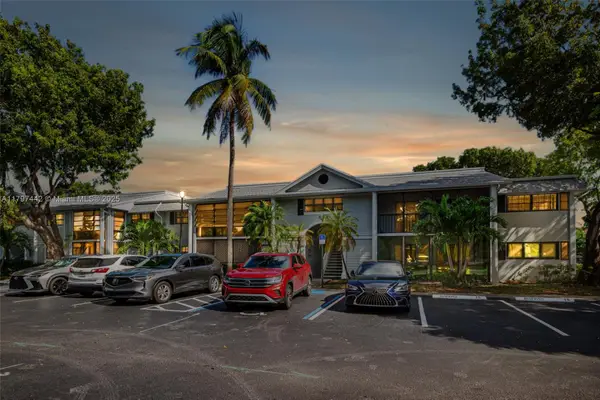 933 NE 199th St #207, Miami, FL 33179