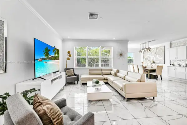 1083 Eucalyptus Dr, Hollywood, FL 33021