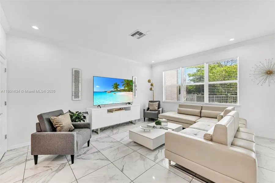 1083 Eucalyptus Dr, Hollywood, FL 33021 - Image #2