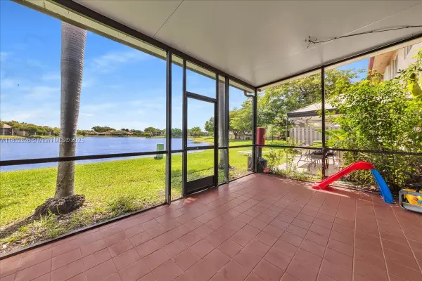 9765 NW 37th St, Sunrise, FL 33351