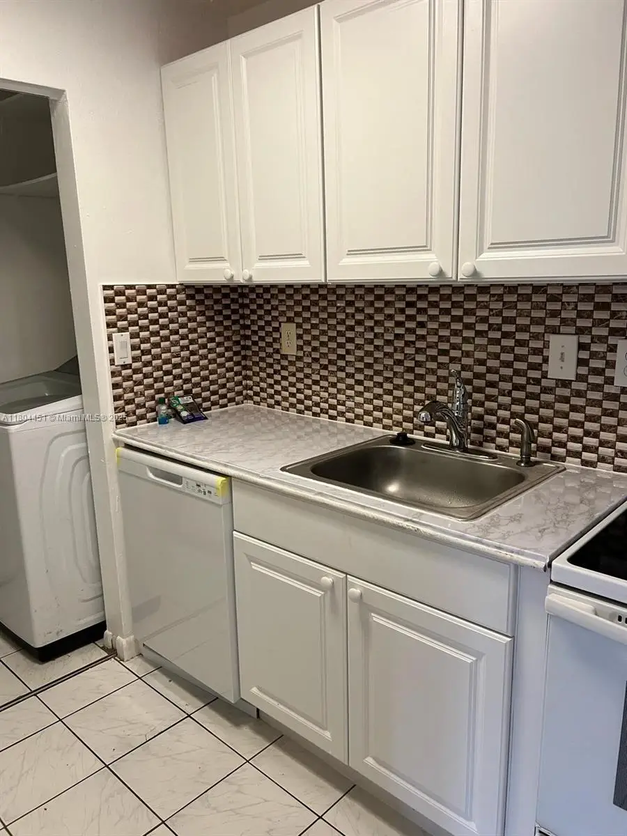 927 NE 199th St #102, Miami, FL 33179 - Image #2