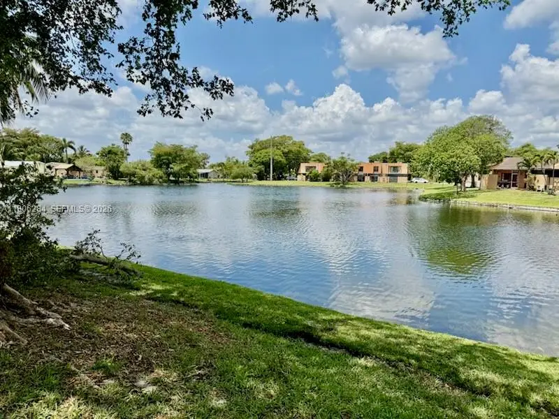 8992 Palm Tree Ln #8992, Pembroke Pines, FL 33024 - Image #1