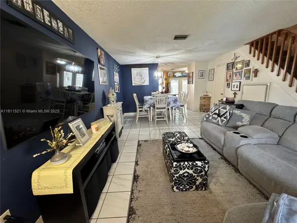 10428 NW 3rd St, Pembroke Pines, FL 33026