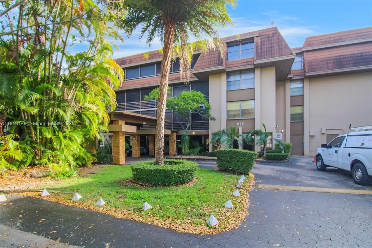 665 NE 195th St #123, Miami, FL 33179 - Image #1