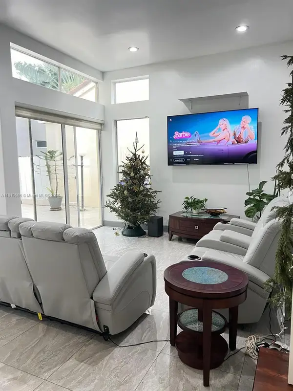 1120 Papaya St, Hollywood, FL 33019