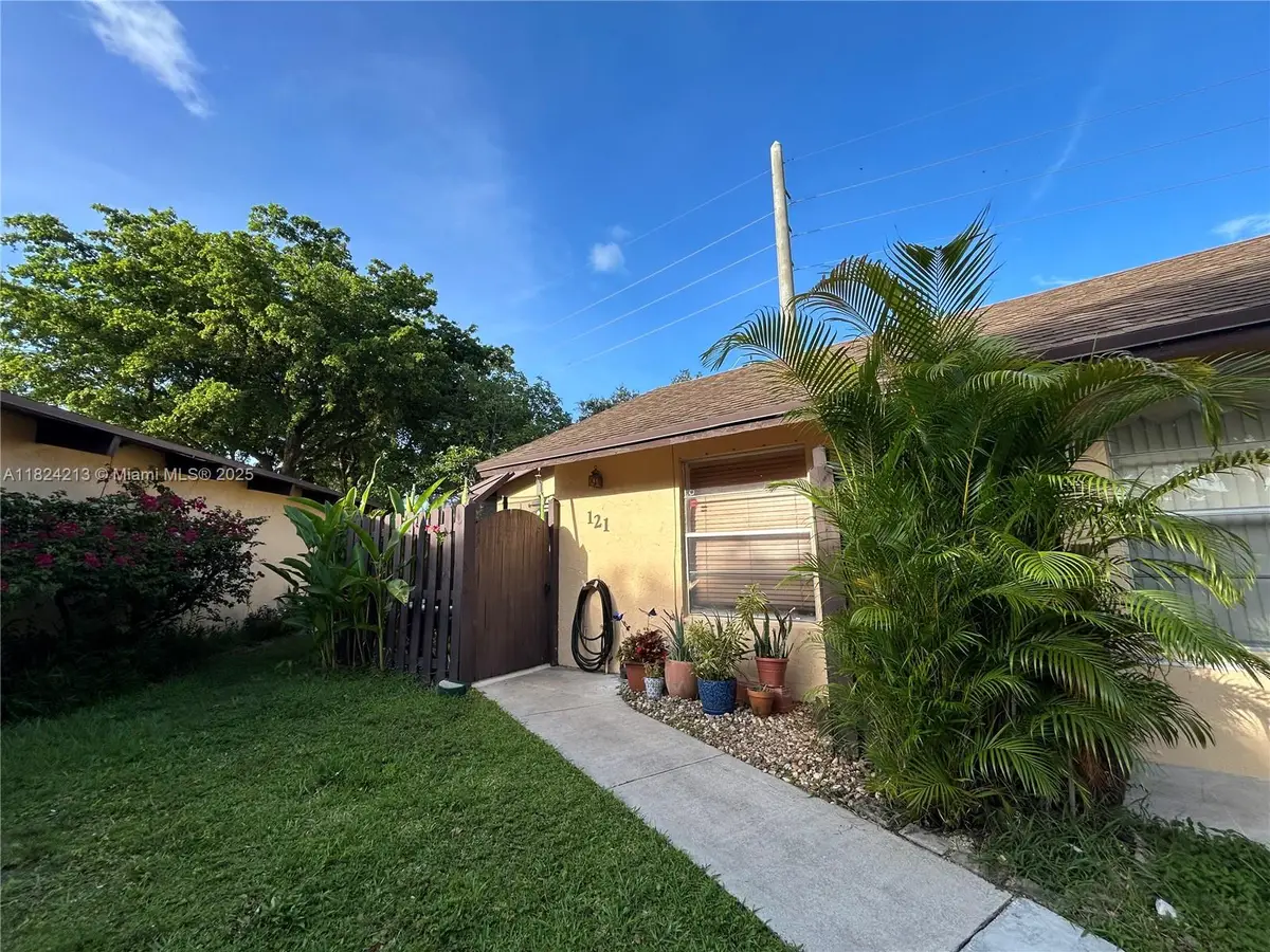 121 Briarwood Cir #1-5, Hollywood, FL 33024 - Image #1