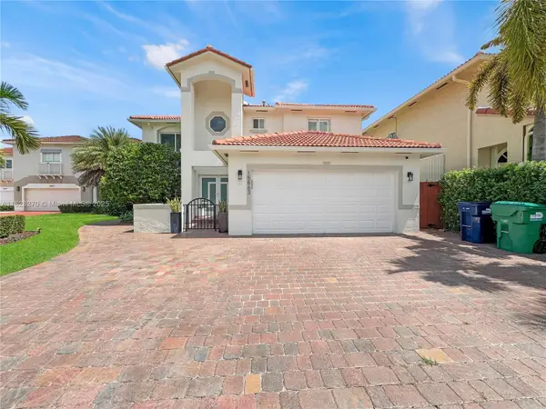 15863 SW 55th Ter, Miami, FL 33185