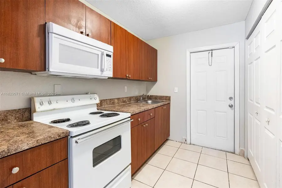 6048 Buchanan St, Hollywood, FL 33024 - Image #2
