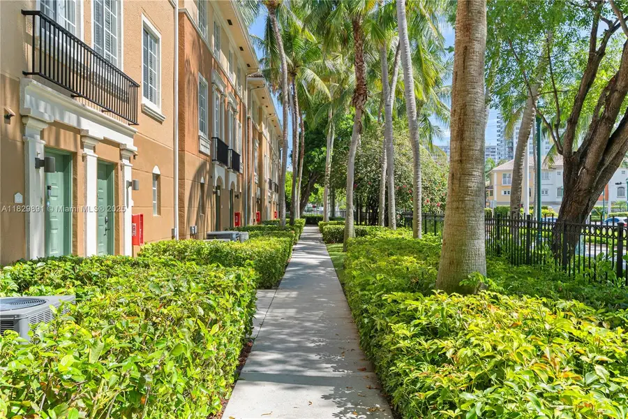 2811 NE 185th St #804, Aventura, FL 33180 - Image #2