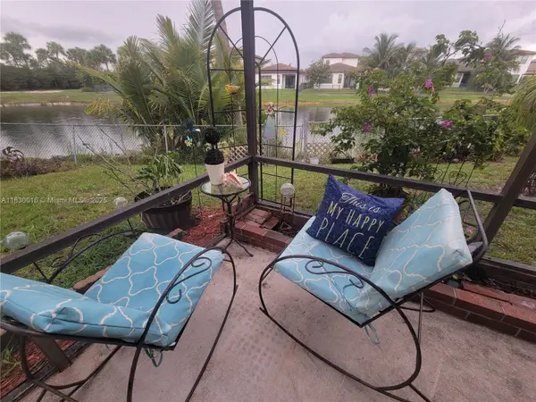 810 SW 113th Ter, Pembroke Pines, FL 33025