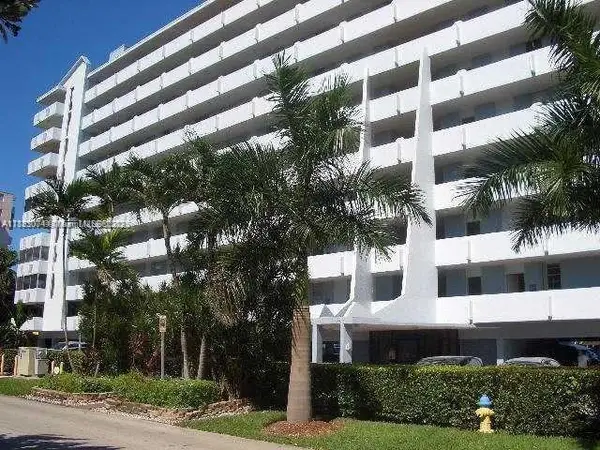 3703 NE 166th St #905, North Miami Beach, FL 33160