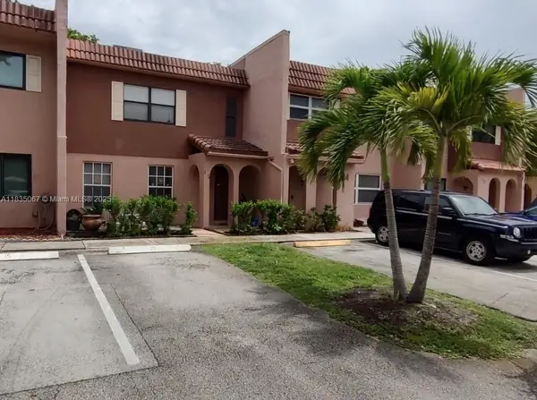 15 Laredo Pl #2-7, Davie, FL 33324