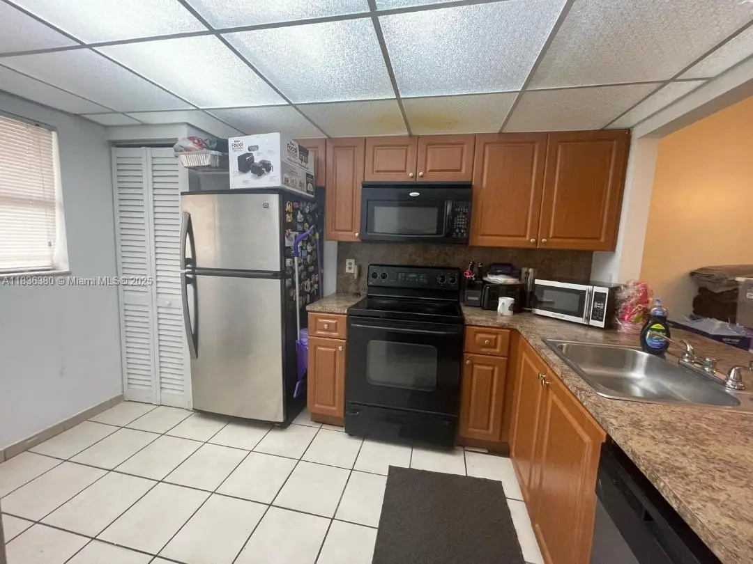 911 NE 209th Ter #106, Miami, FL 33179 - Image #1