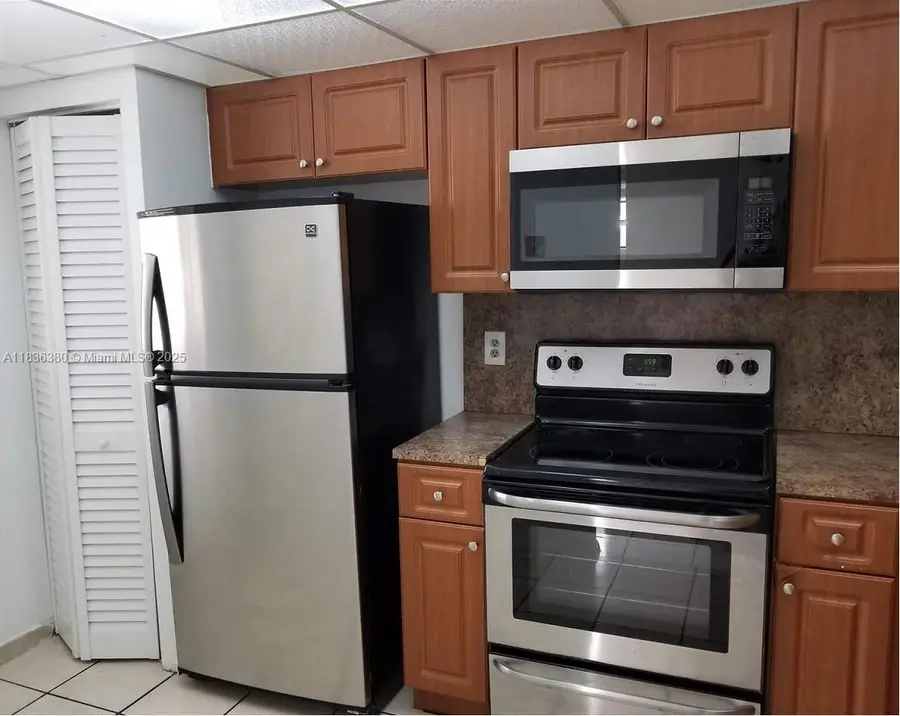 911 NE 209th Ter #106, Miami, FL 33179 - Image #2