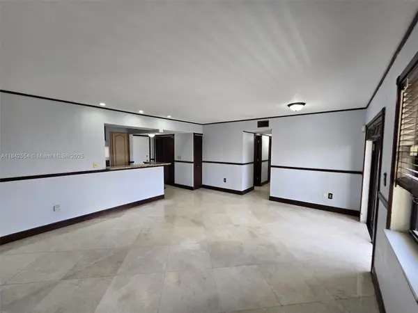 8425 NW 8th St #307, Miami, FL 33126