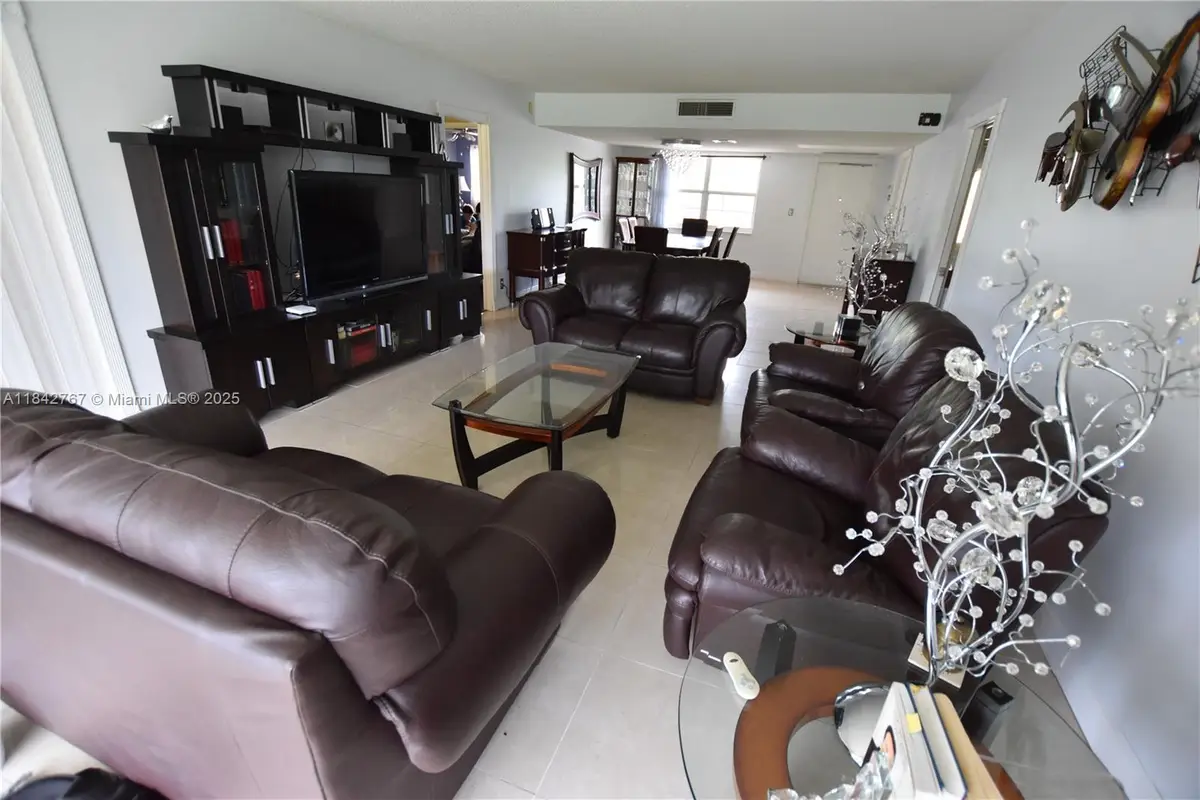 3800 Oaks Clubhouse Dr #309, Pompano Beach, FL 33069 - Image #1