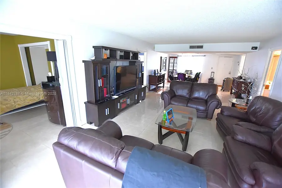 3800 Oaks Clubhouse Dr #309, Pompano Beach, FL 33069 - Image #2