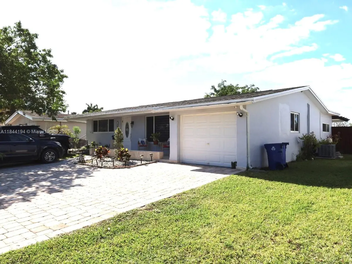 9170 NW 24th Pl, Sunrise, FL 33322 - #1