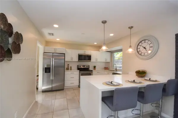 609 S Crescent Dr, Hollywood, FL 33021