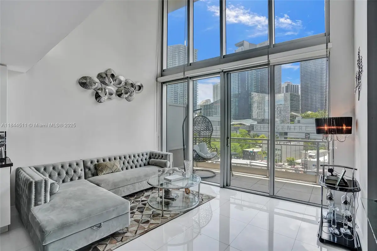 92 SW 3rd St #905, Miami, FL 33130 - Image #1