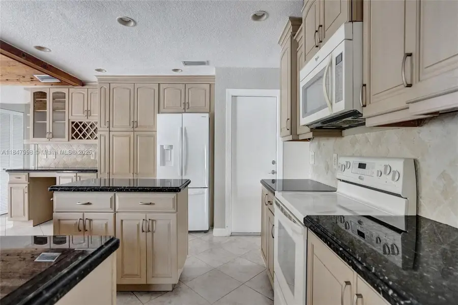 571 SE 11th St, Pompano Beach, FL 33060 - Image #2