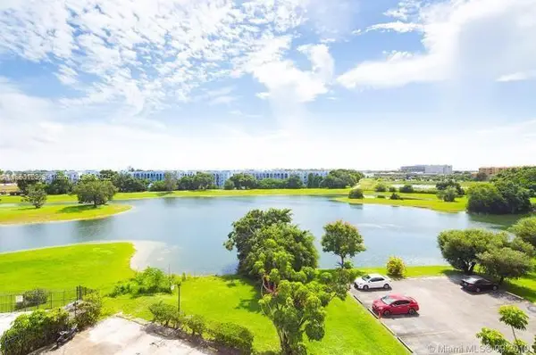 9682 Fontainebleau Blvd #401, Miami, FL 33172