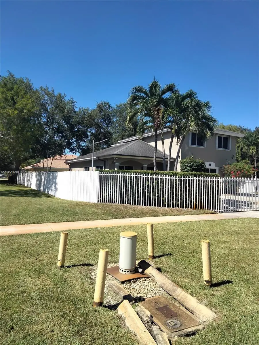11 NE 151st St, Miami, FL 33162 - Image #3