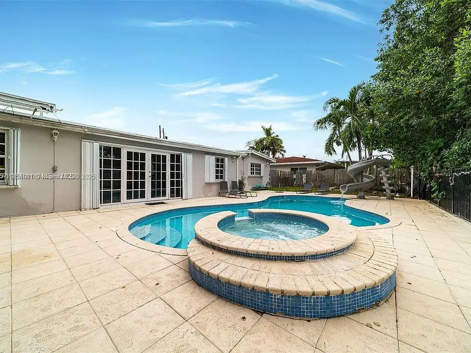 2340 NE 192nd St, Miami, FL 33180 - Image #1