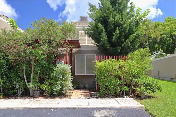 11060 N Lakeview Dr, Pembroke Pines, FL 33026