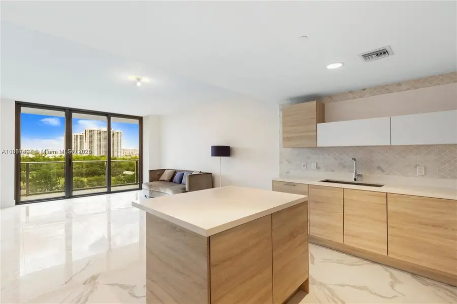 16385 Biscayne Blvd #805, North Miami Beach, FL 33160 - Image #3
