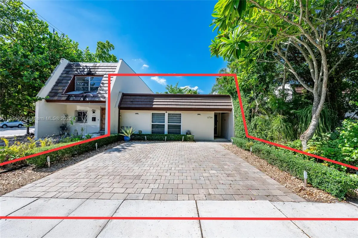 6704 Crooked Palm Ter, Miami Lakes, FL 33014 - Image #1