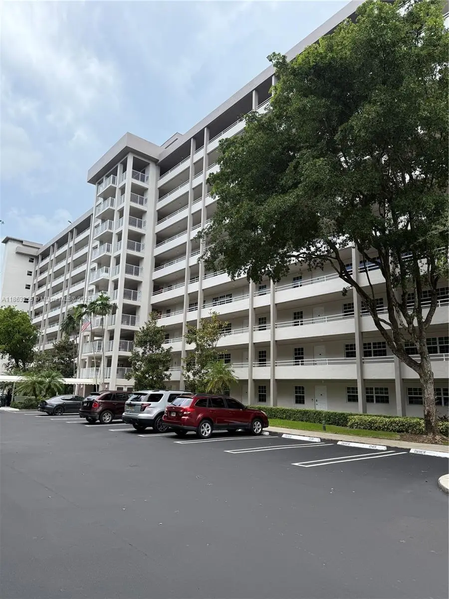 605 Oaks Dr #203, Pompano Beach, FL 33069 - Image #1