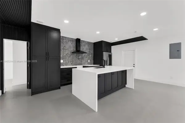 889 NW 102nd St, Miami, FL 33150