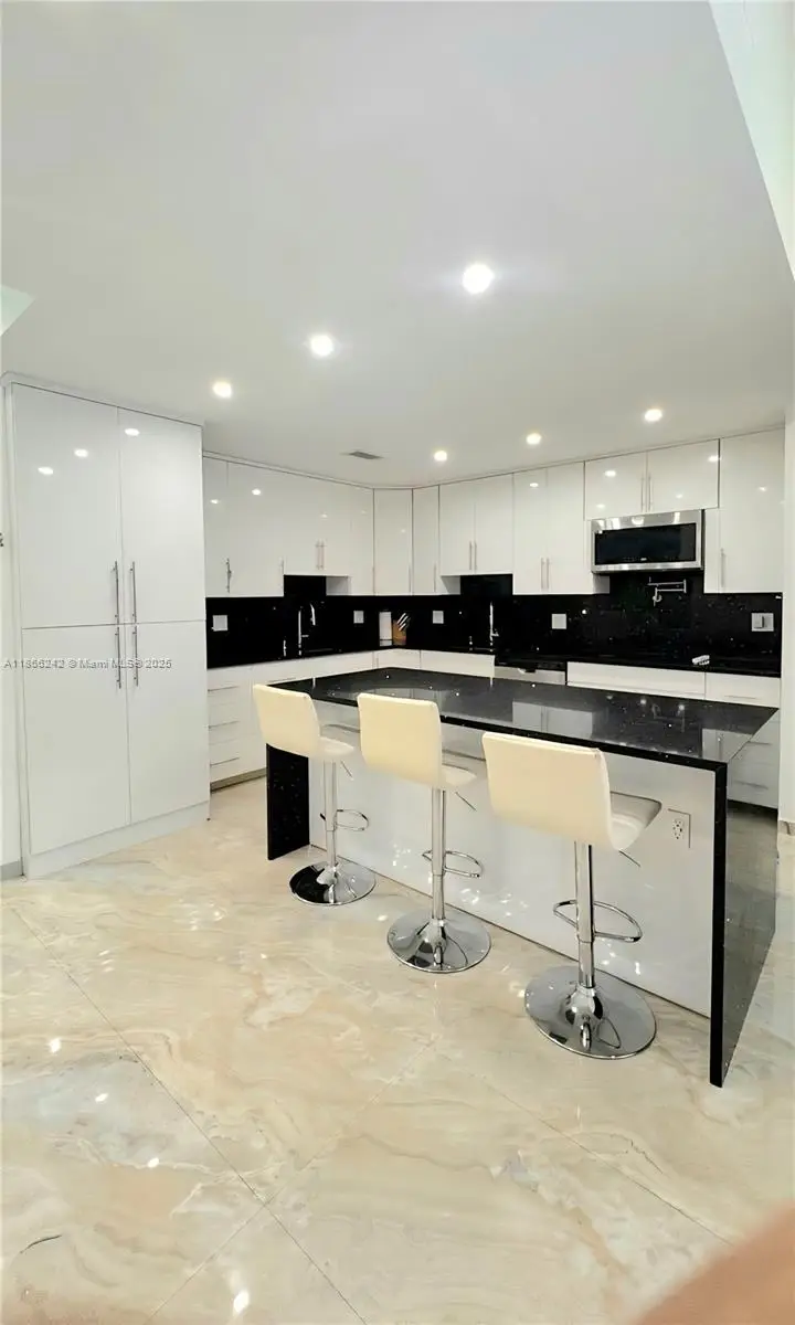 620 Briarwood Cir, Hollywood, FL 33024 - Image #3